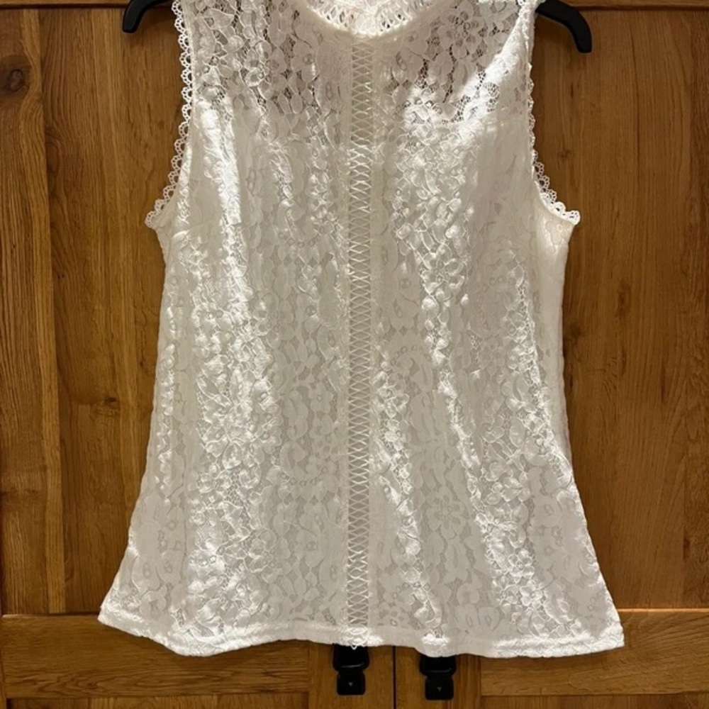 Aprico Ivory Lace Sleeveless Top